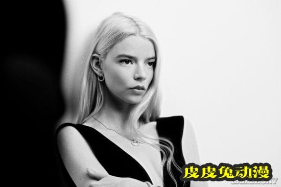 《后翼弃兵》女主安雅泰勒-乔伊最新写真大片 高佻性感的金发尤物