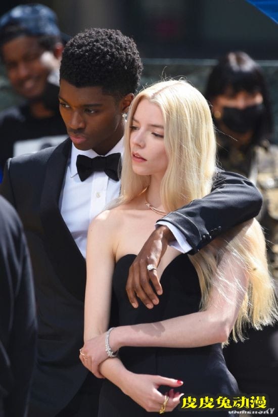 《后翼弃兵》女主安雅泰勒-乔伊最新写真大片 高佻性感的金发尤物