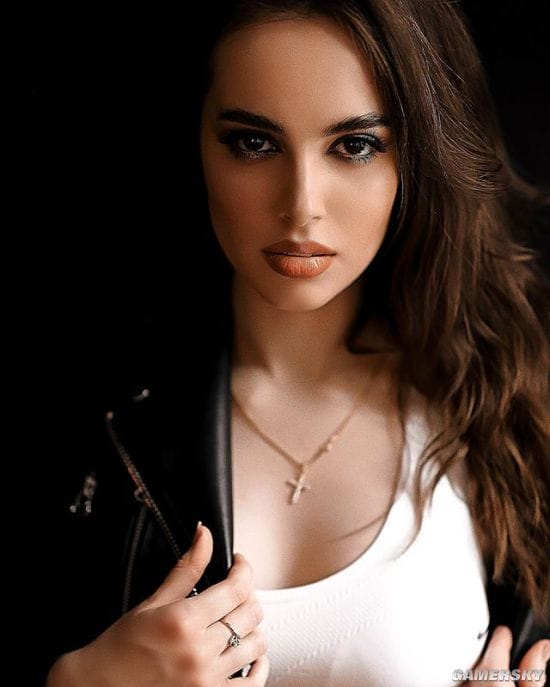 20岁俄罗斯正妹气质绝佳 发育超乎年龄的成熟