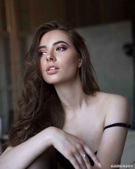 20岁俄罗斯正妹气质绝佳 发育超乎年龄的成熟