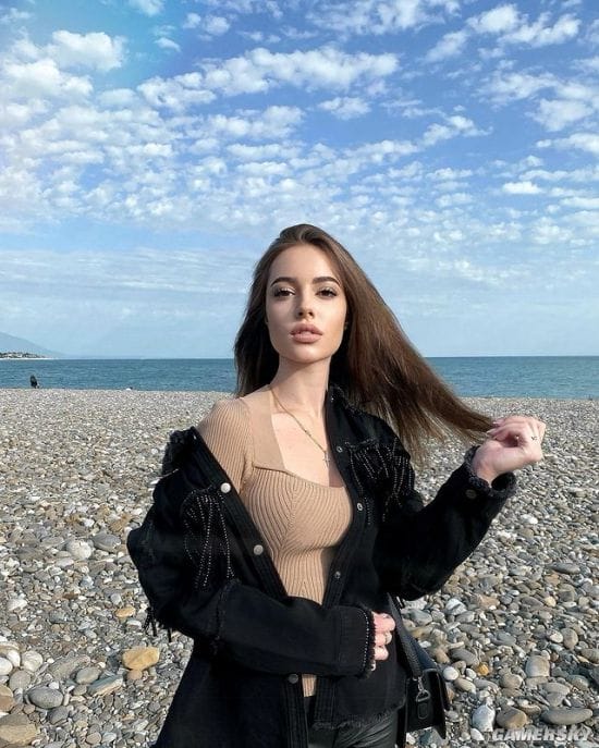 20岁俄罗斯正妹气质绝佳 发育超乎年龄的成熟