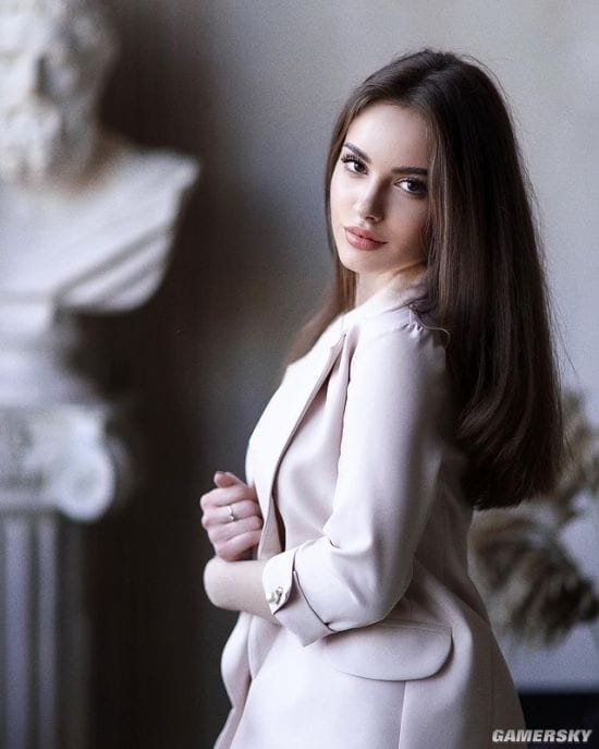 20岁俄罗斯正妹气质绝佳 发育超乎年龄的成熟