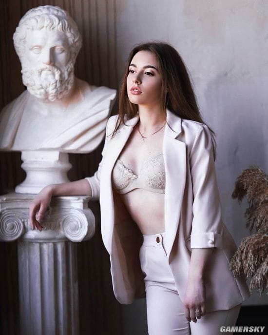 20岁俄罗斯正妹气质绝佳 发育超乎年龄的成熟