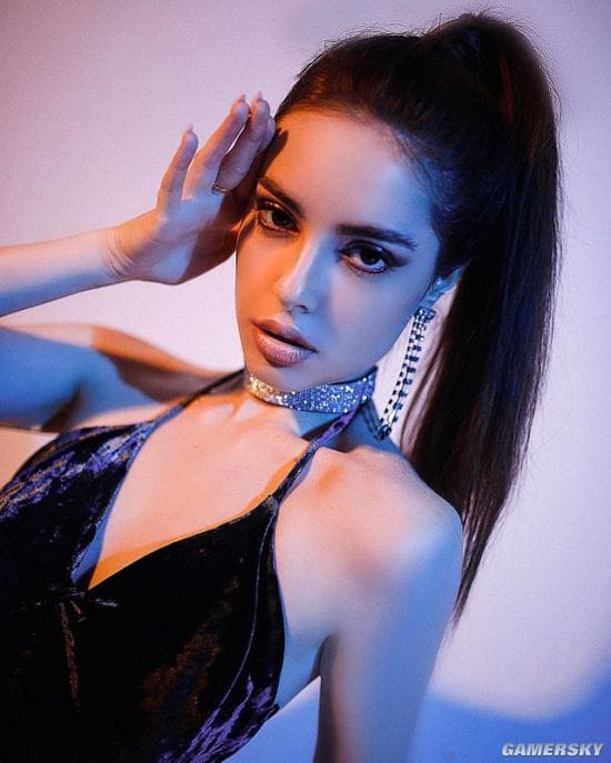 20岁俄罗斯正妹气质绝佳 发育超乎年龄的成熟