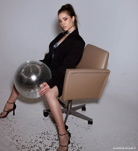 20岁俄罗斯正妹气质绝佳 发育超乎年龄的成熟