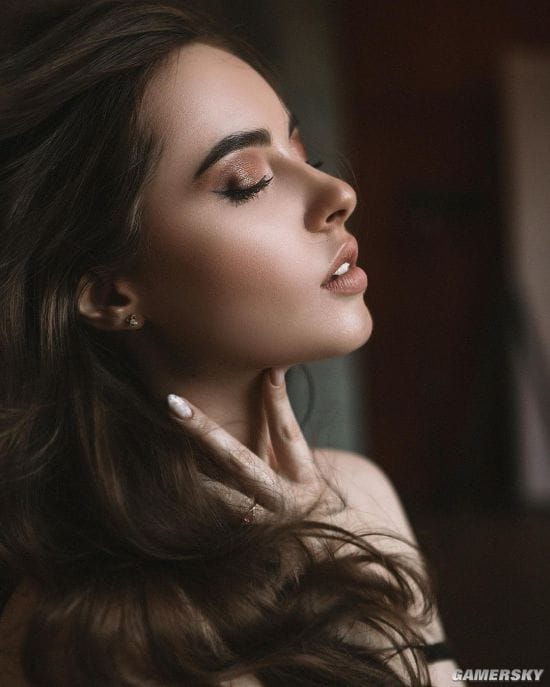 20岁俄罗斯正妹气质绝佳 发育超乎年龄的成熟