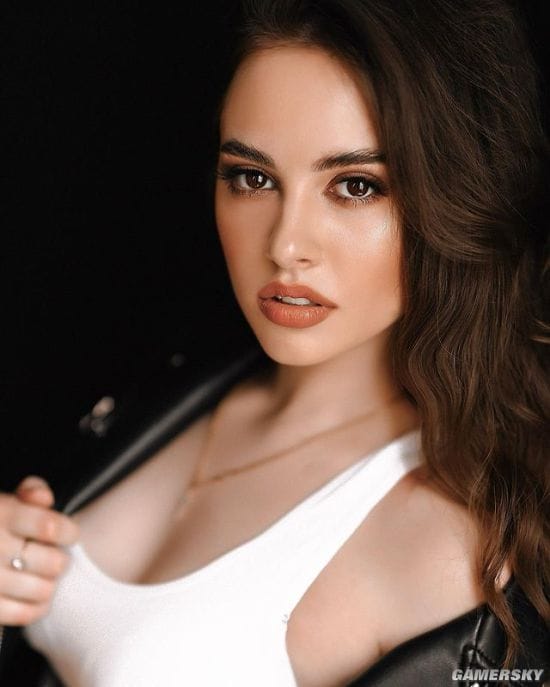 20岁俄罗斯正妹气质绝佳 发育超乎年龄的成熟