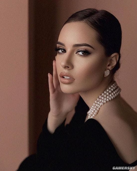 20岁俄罗斯正妹气质绝佳 发育超乎年龄的成熟