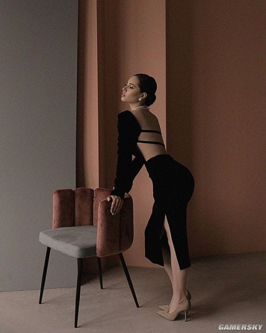 20岁俄罗斯正妹气质绝佳 发育超乎年龄的成熟