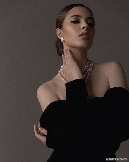 20岁俄罗斯正妹气质绝佳 发育超乎年龄的成熟