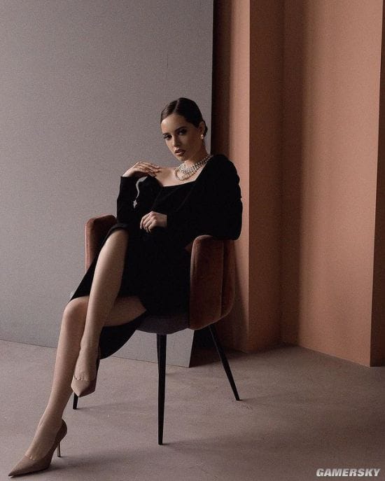 20岁俄罗斯正妹气质绝佳 发育超乎年龄的成熟