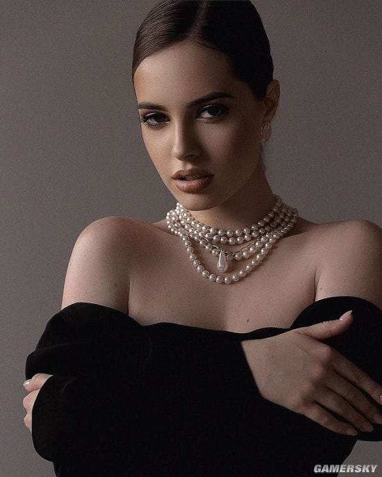 20岁俄罗斯正妹气质绝佳 发育超乎年龄的成熟