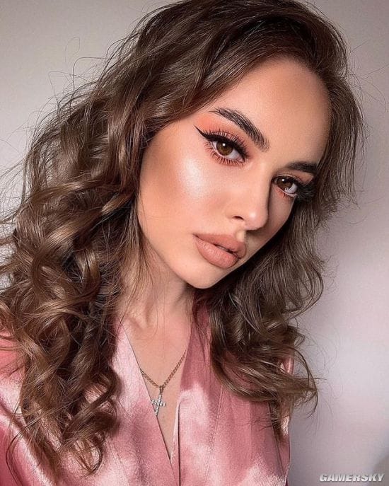 20岁俄罗斯正妹气质绝佳 发育超乎年龄的成熟