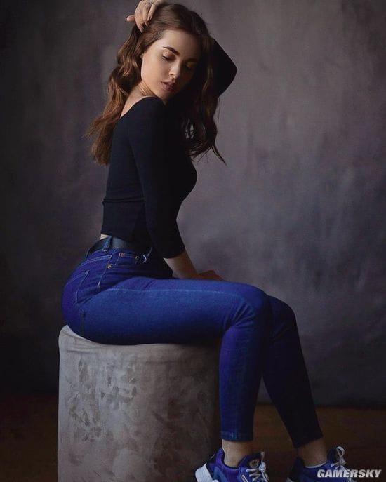 20岁俄罗斯正妹气质绝佳 发育超乎年龄的成熟