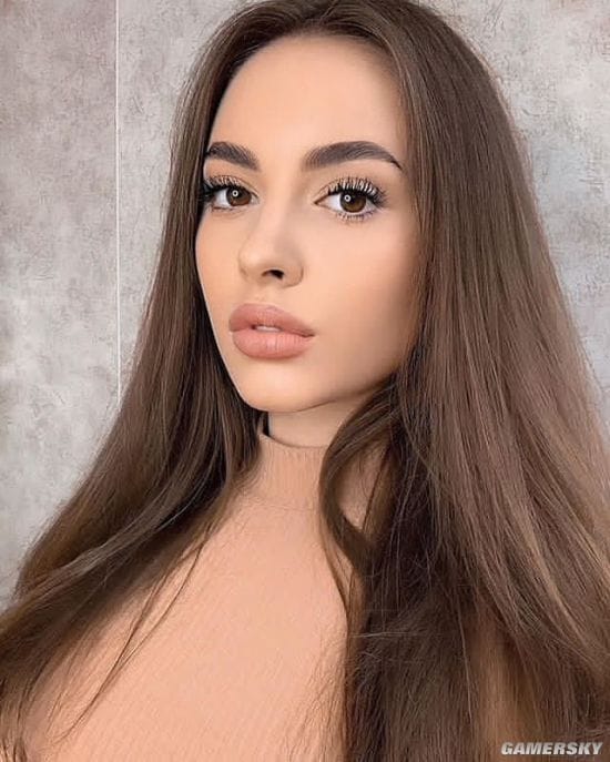 20岁俄罗斯正妹气质绝佳 发育超乎年龄的成熟