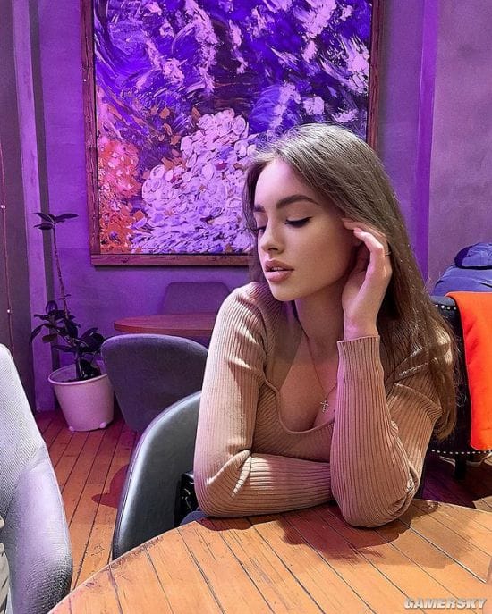 20岁俄罗斯正妹气质绝佳 发育超乎年龄的成熟