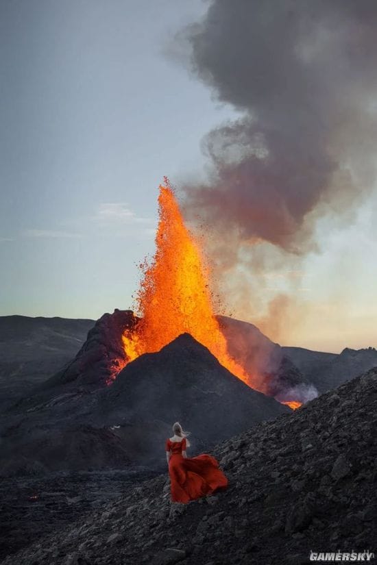 心惊肉跳的美：美女专门在喷发的火山玩自拍