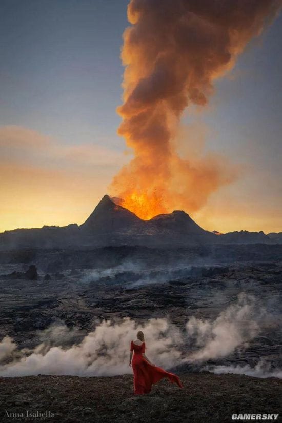 心惊肉跳的美：美女专门在喷发的火山玩自拍