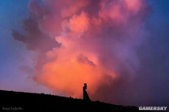 心惊肉跳的美：美女专门在喷发的火山玩自拍