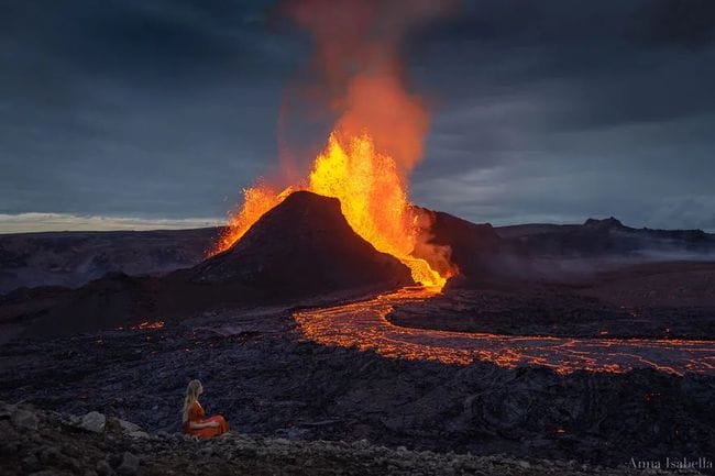 心惊肉跳的美：美女专门在喷发的火山玩自拍