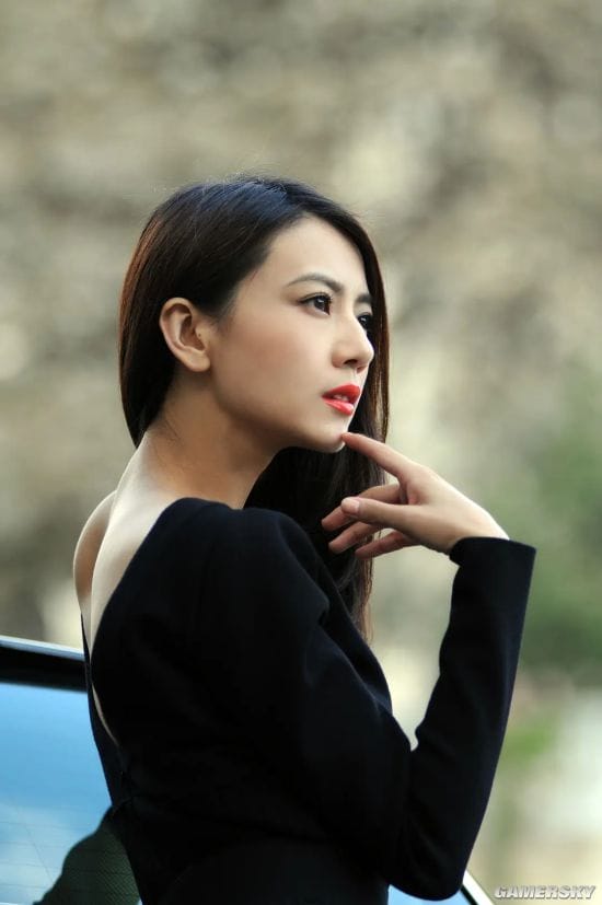 41岁高圆圆最新美照曝光 吊带长裙尽显完美气质