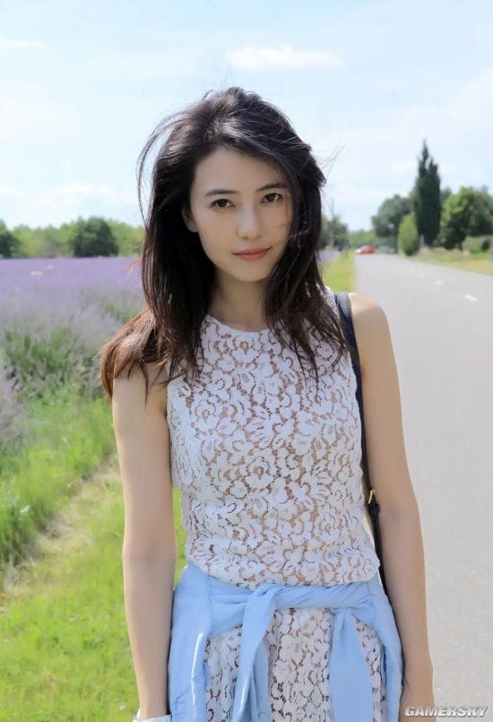 41岁高圆圆最新美照曝光 吊带长裙尽显完美气质