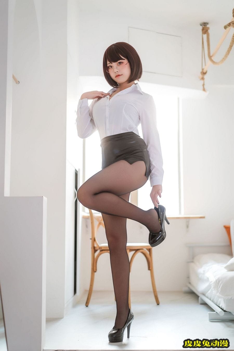 萌系小姐姐蜜汁猫裘黑丝美腿白衬衣配黑短裙职场OL装扮美图-皮皮兔动漫