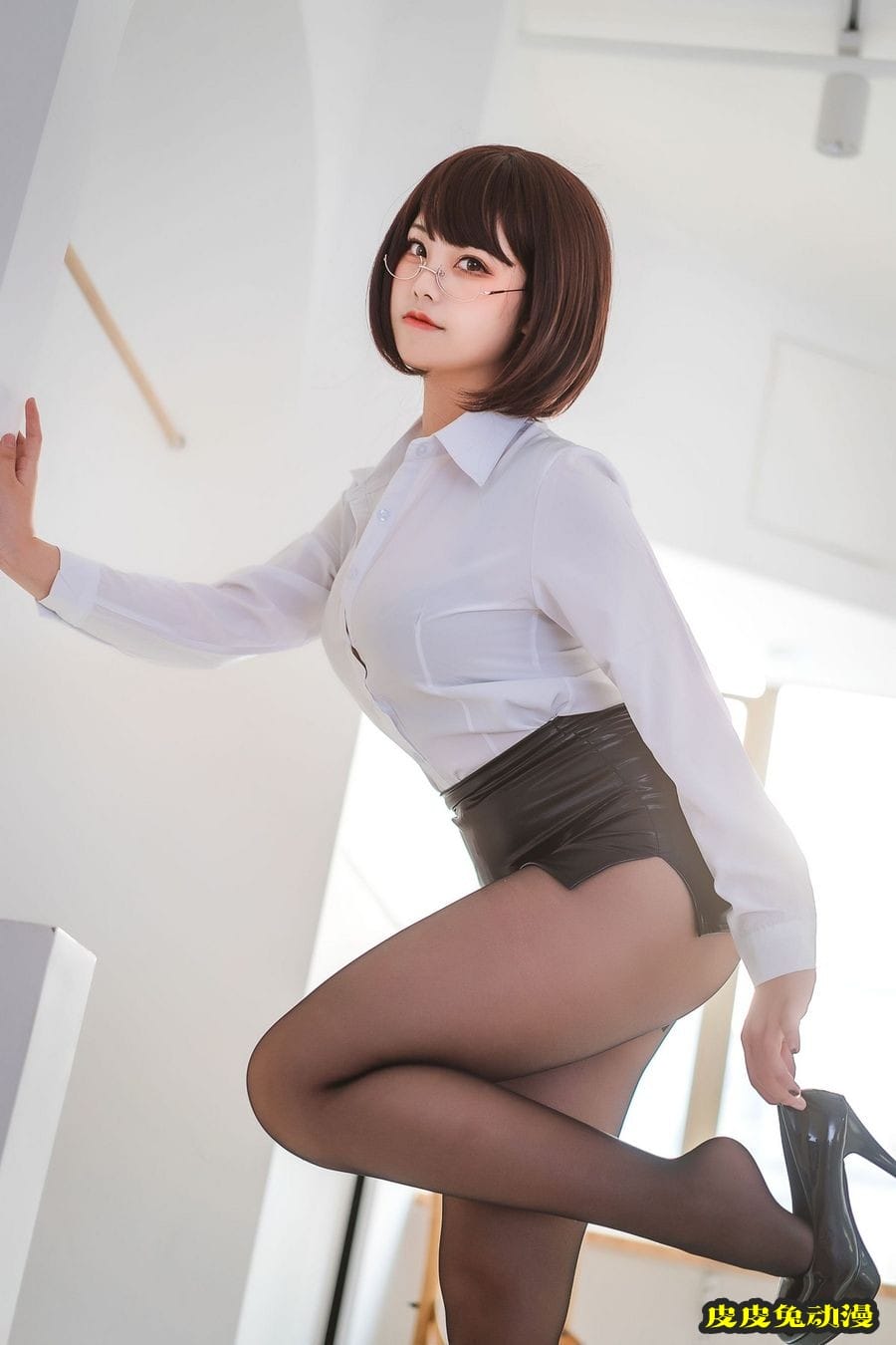 萌系小姐姐蜜汁猫裘黑丝美腿白衬衣配黑短裙职场OL装扮美图