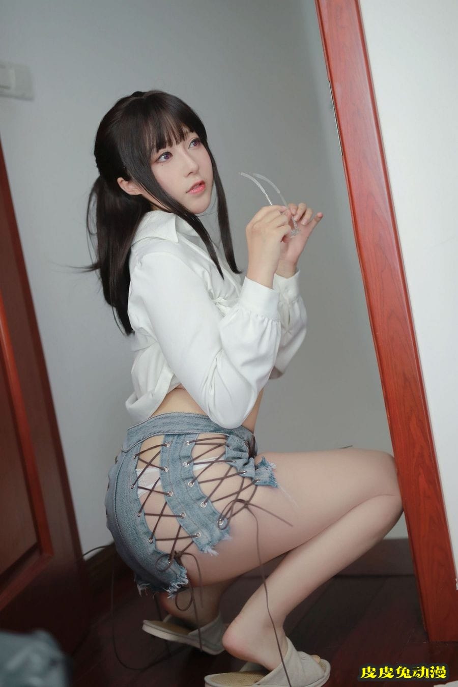 网络美女小容仔咕咕咕白衬衫微露小蛮腰创口贴OL主题套图