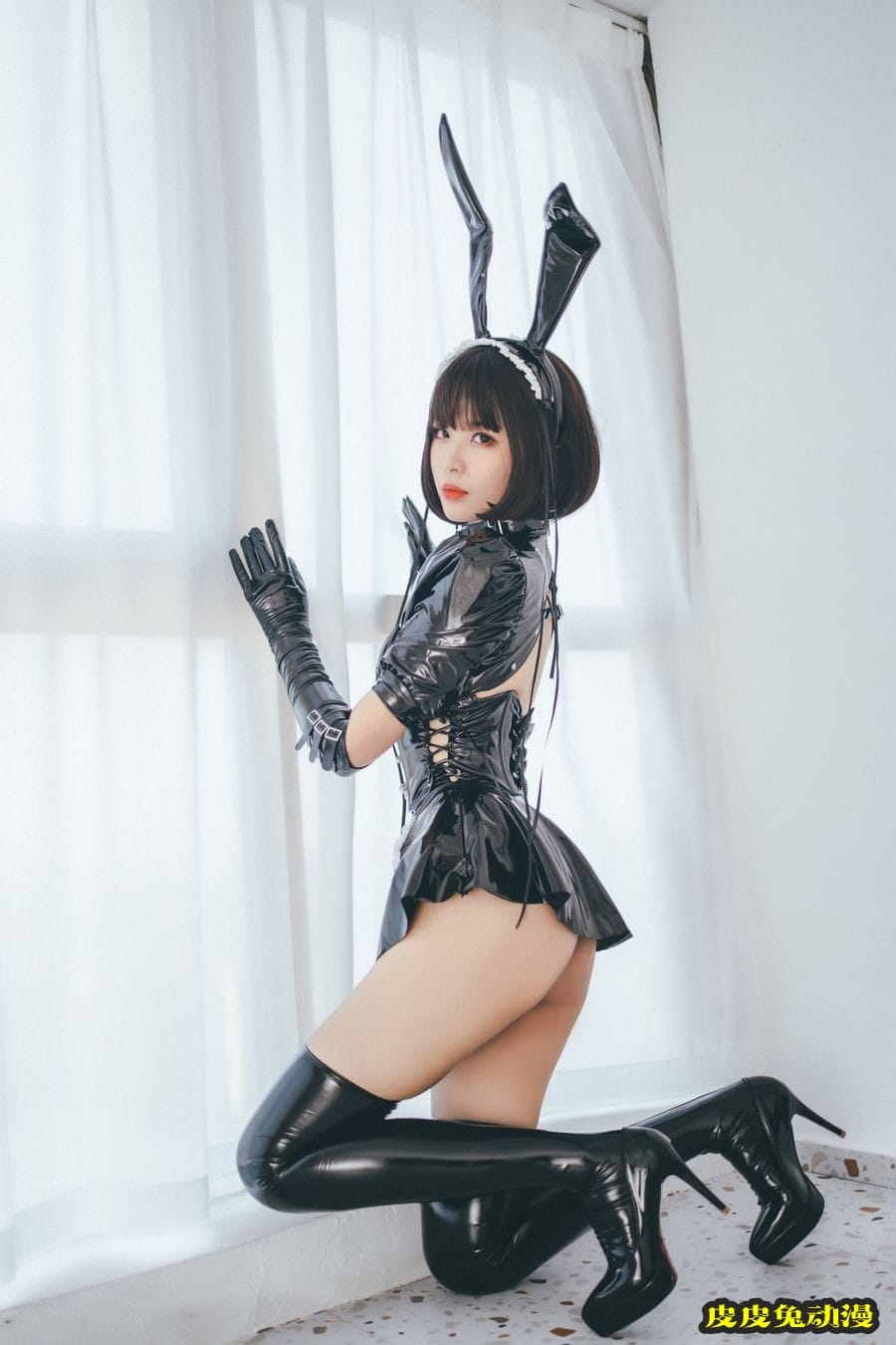 网络美女轩萧学姐黑色皮质服饰三点式内衣兔女郎装扮写真