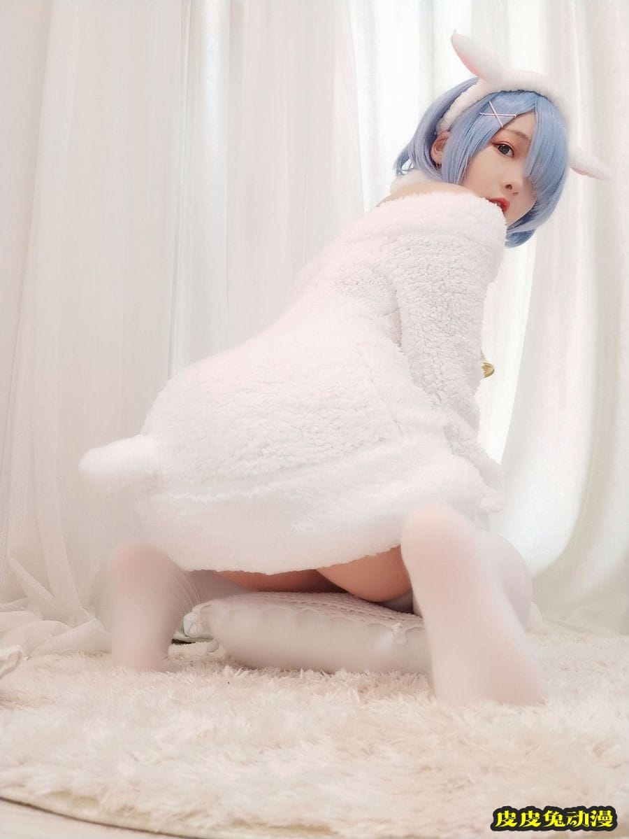 二次元萌妹子古川kagura白色丝袜+绒毛服饰COS蕾姆主题美图