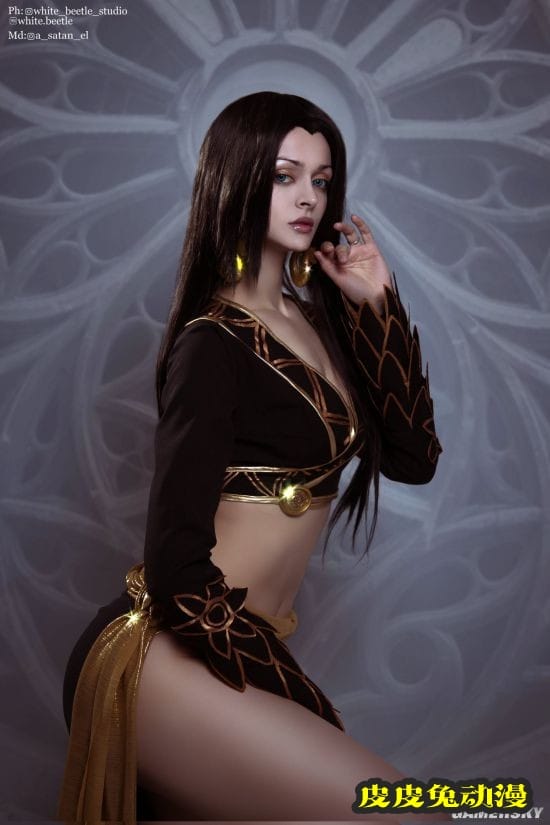 1米94俄妹COS《海贼王》女帝 比例完美的极致身高