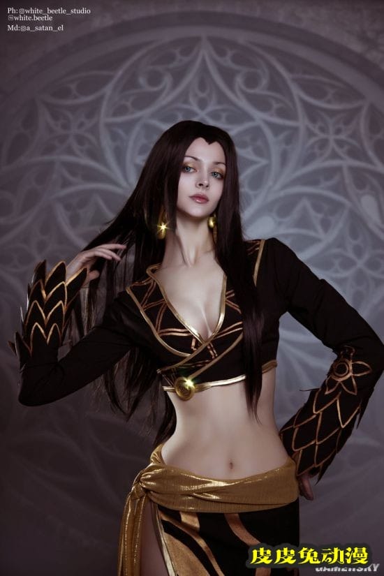 1米94俄妹COS《海贼王》女帝 比例完美的极致身高