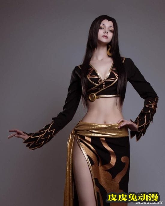 1米94俄妹COS《海贼王》女帝 比例完美的极致身高