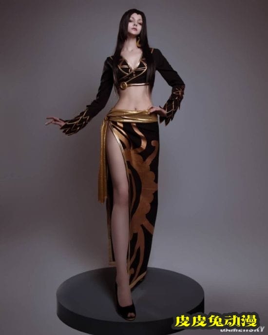 1米94俄妹COS《海贼王》女帝 比例完美的极致身高