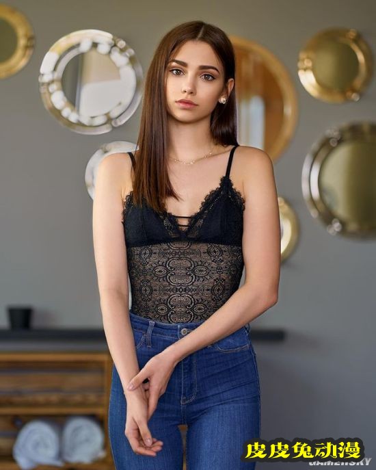 吊带背心展现完美身材 天使面孔的尤物级德国正妹-皮皮兔动漫