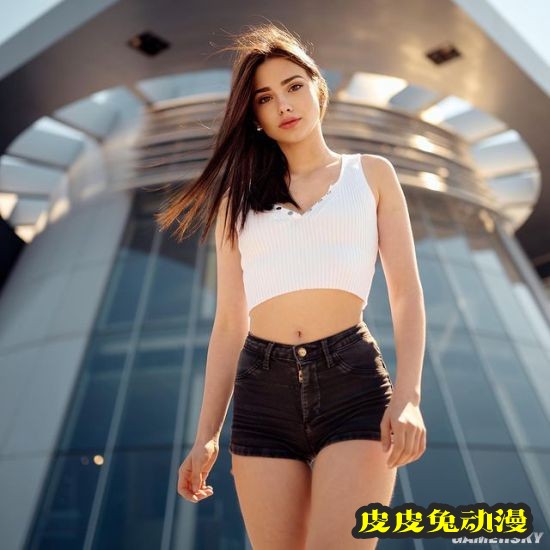 吊带背心展现完美身材 天使面孔的尤物级德国正妹