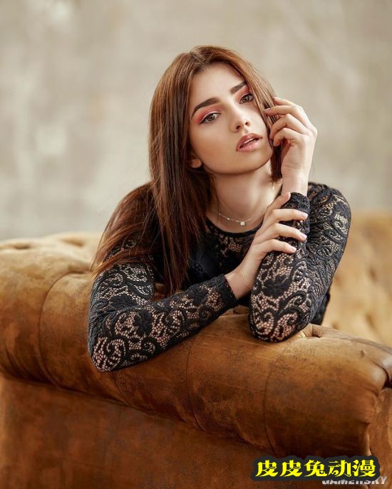 吊带背心展现完美身材 天使面孔的尤物级德国正妹