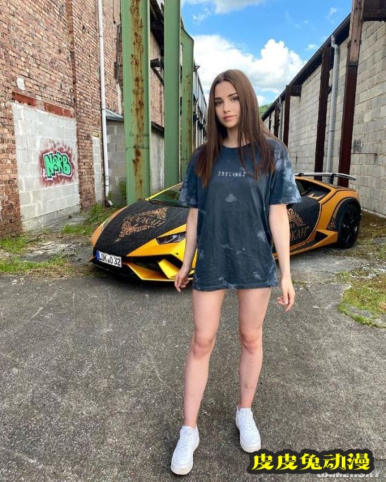 吊带背心展现完美身材 天使面孔的尤物级德国正妹