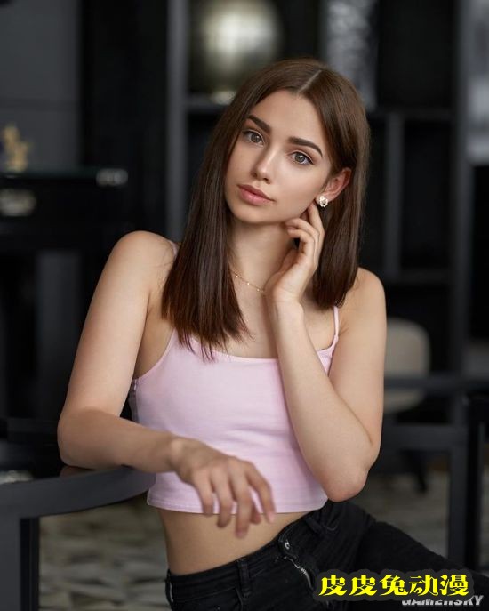 吊带背心展现完美身材 天使面孔的尤物级德国正妹