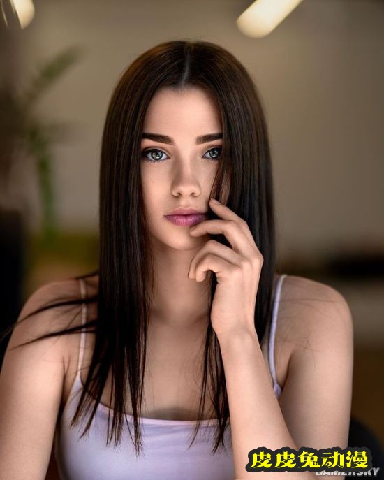 吊带背心展现完美身材 天使面孔的尤物级德国正妹