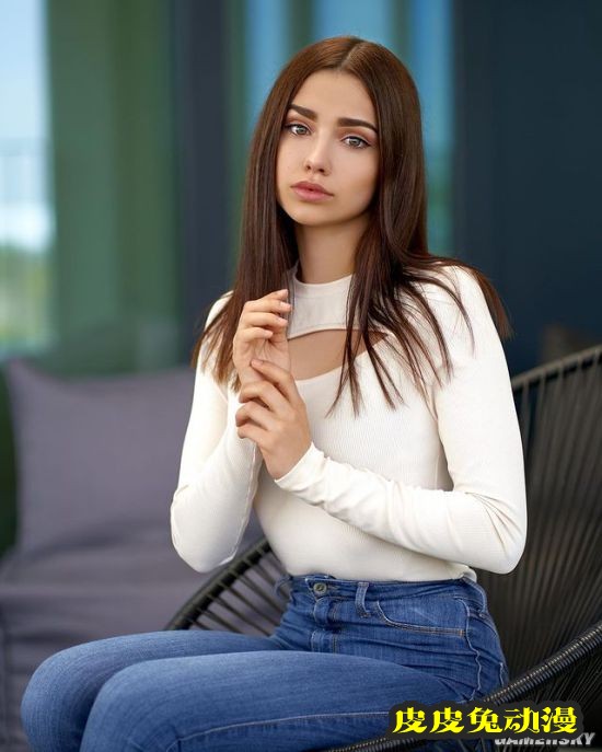 吊带背心展现完美身材 天使面孔的尤物级德国正妹