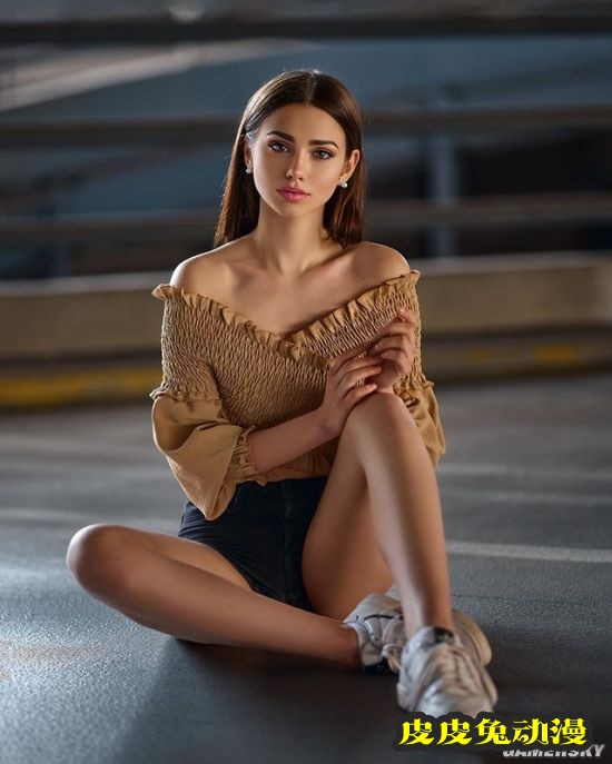 吊带背心展现完美身材 天使面孔的尤物级德国正妹