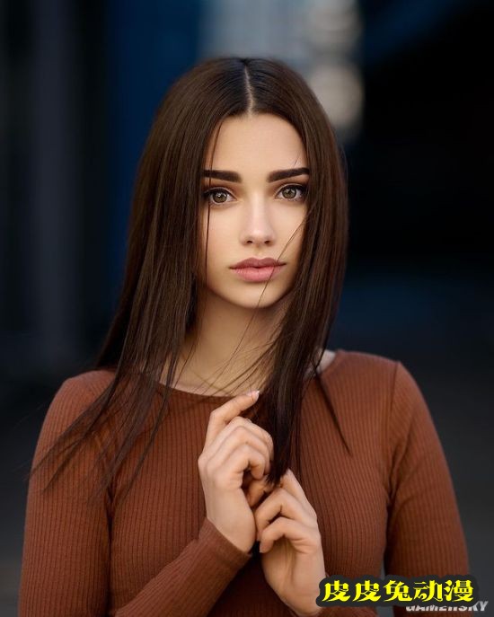 吊带背心展现完美身材 天使面孔的尤物级德国正妹