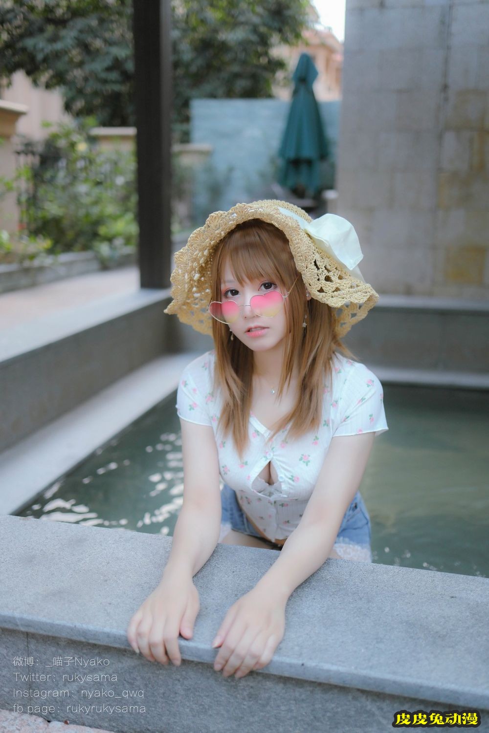 网络美女Nyako喵子温泉脱牛仔裤蕾丝内裤湿身系列户外写真