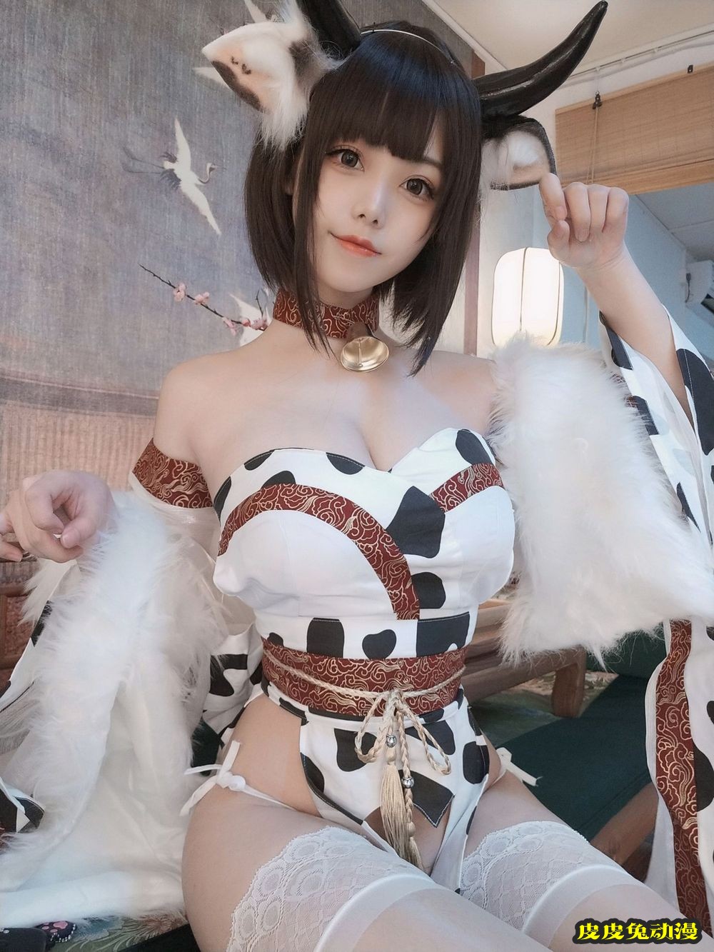 人气博主蜜汁猫裘白色蕾丝袜低胸服饰奶牛主题私房写真