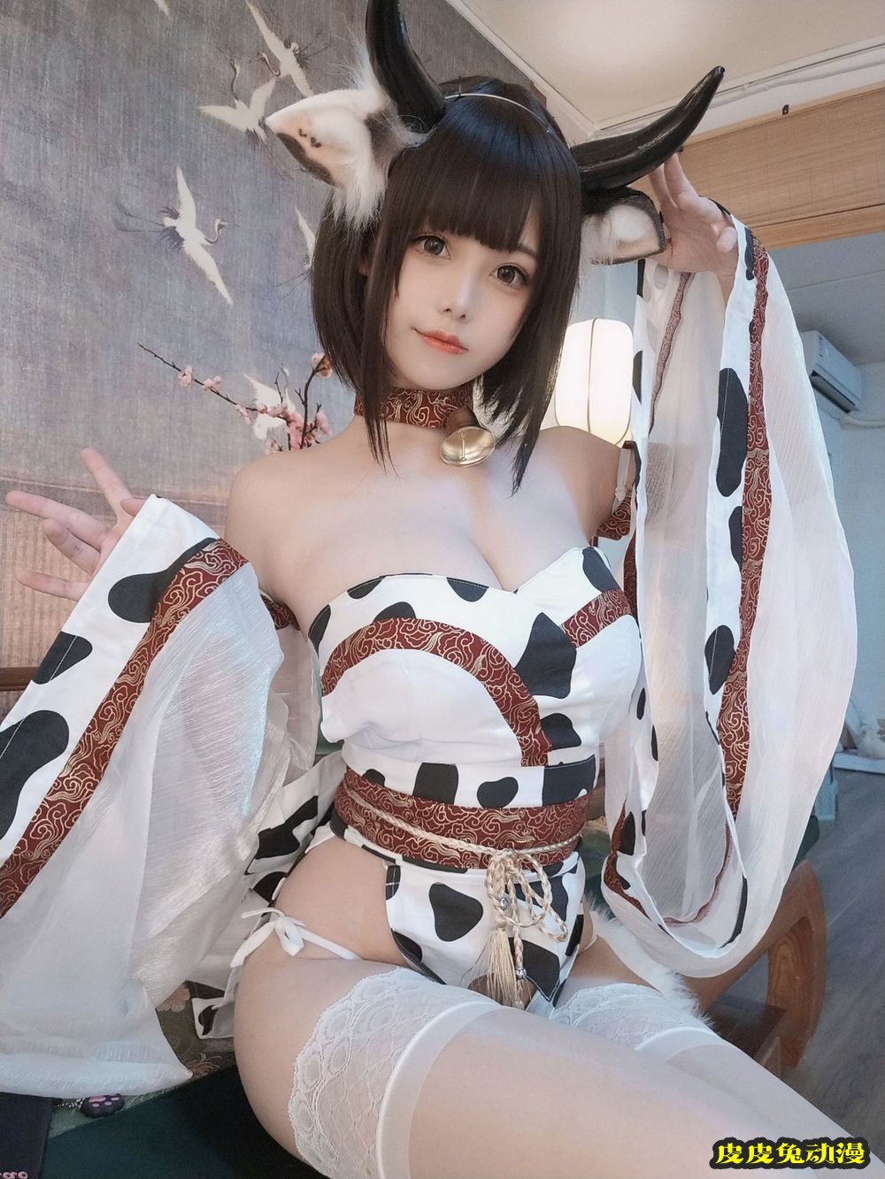 人气博主蜜汁猫裘白色蕾丝袜低胸服饰奶牛主题私房写真