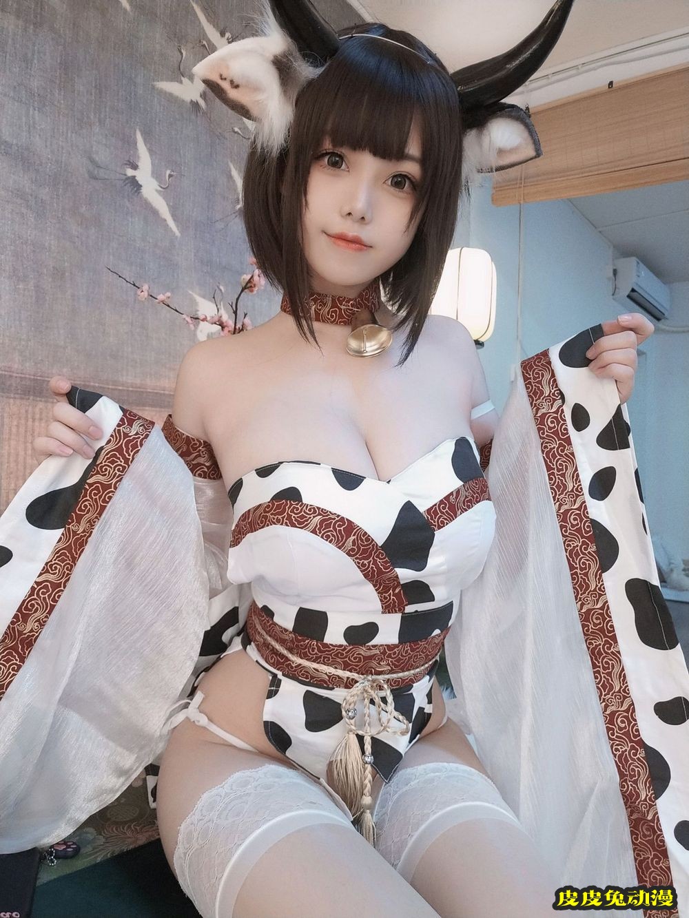 人气博主蜜汁猫裘白色蕾丝袜低胸服饰奶牛主题私房写真