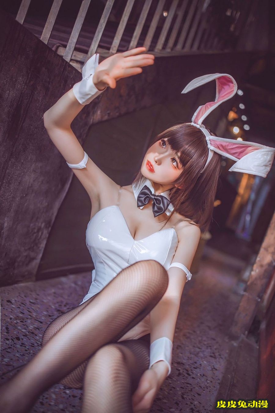 网红美女衣衣加藤惠低胸高叉连体衣兔女郎黑丝主题美图