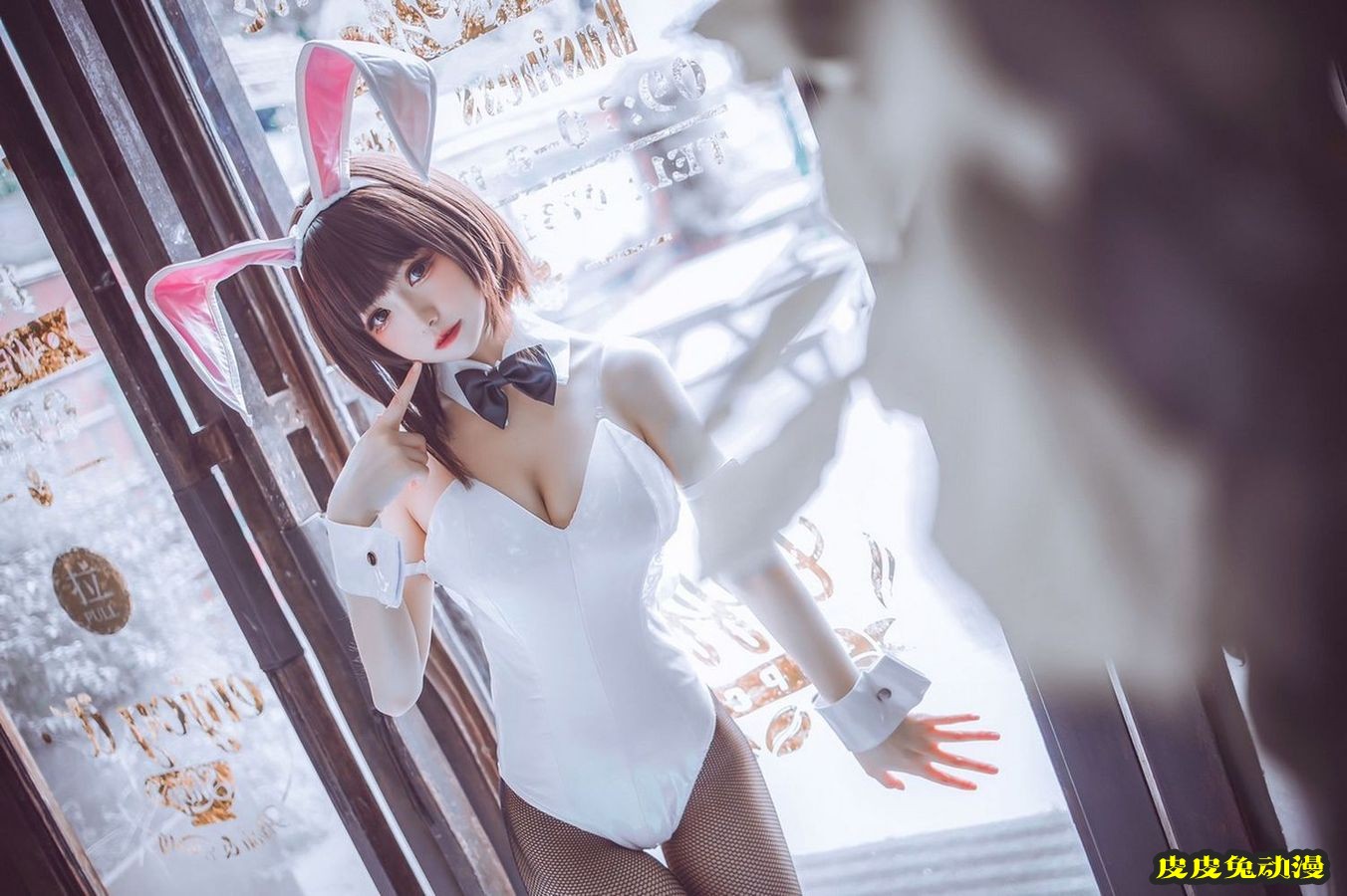 网红美女衣衣加藤惠低胸高叉连体衣兔女郎黑丝主题美图